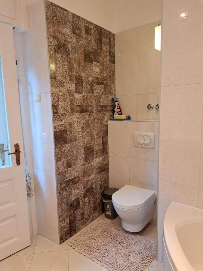 Tweepersoonskamer met een Eigen Externe Badkamer