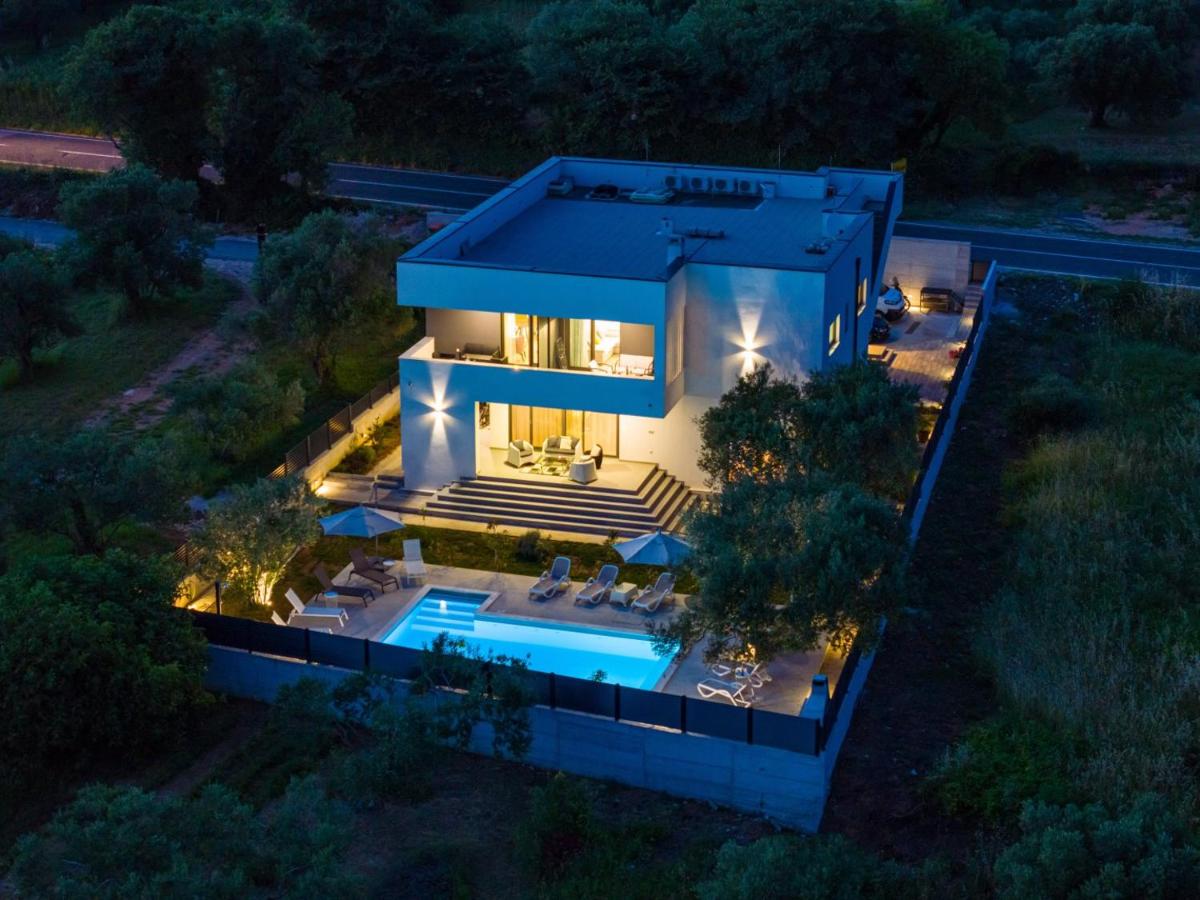 CROWONDER Sun Dance Apartments with Heated Swimming Pool Seaview and Garden - Ferienwohnung Sveti Filip i Jakov