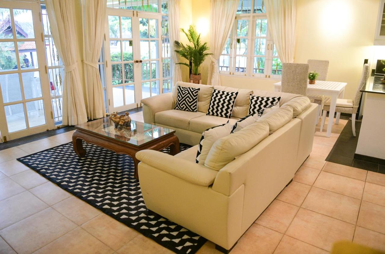 Shimmer Three-Bedroom Villa with large garden and two swimming pools - B&B Ban Raboet Kham