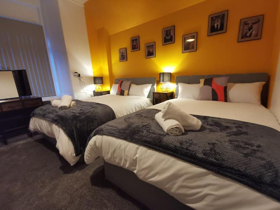 Spacious & comfy 4 bed house, 6 Beds, Free Private Parking & Wifi - B&B