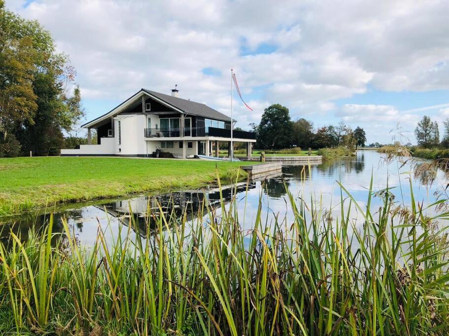 B&B Blokzijl - Luxe vakantie vila aan het water, nabij giethoorn - Bed and Breakfast Blokzijl