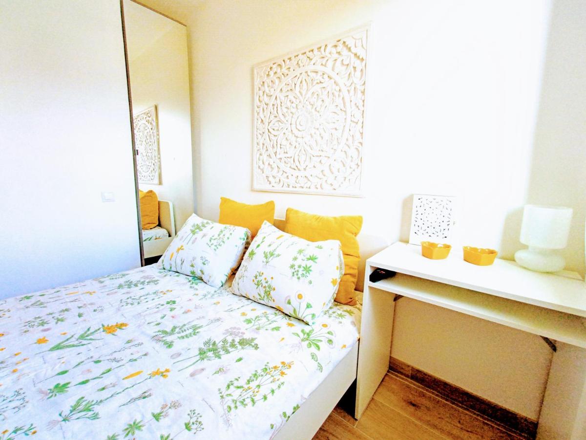 B&B Nizza - Private room in renovated apartment - Tram 1 min walk - Bed and Breakfast Nizza