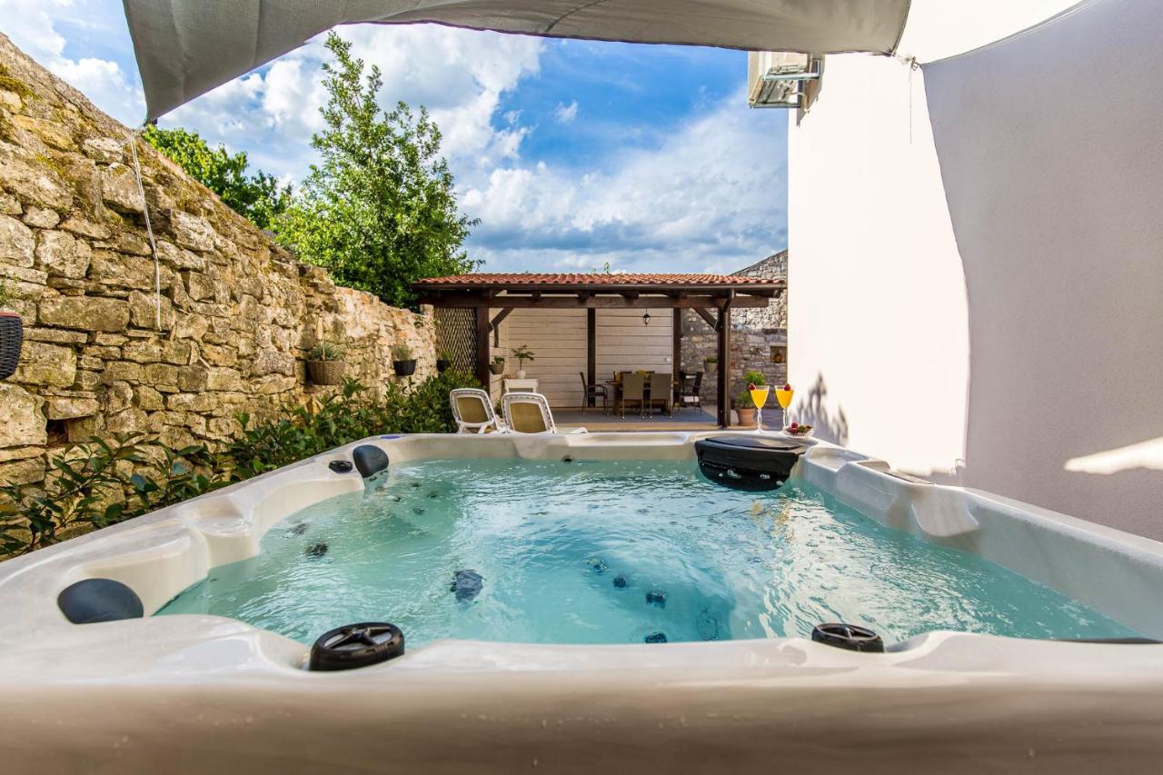 CASA MARIO-charming stone house with jacuzzi - B&B