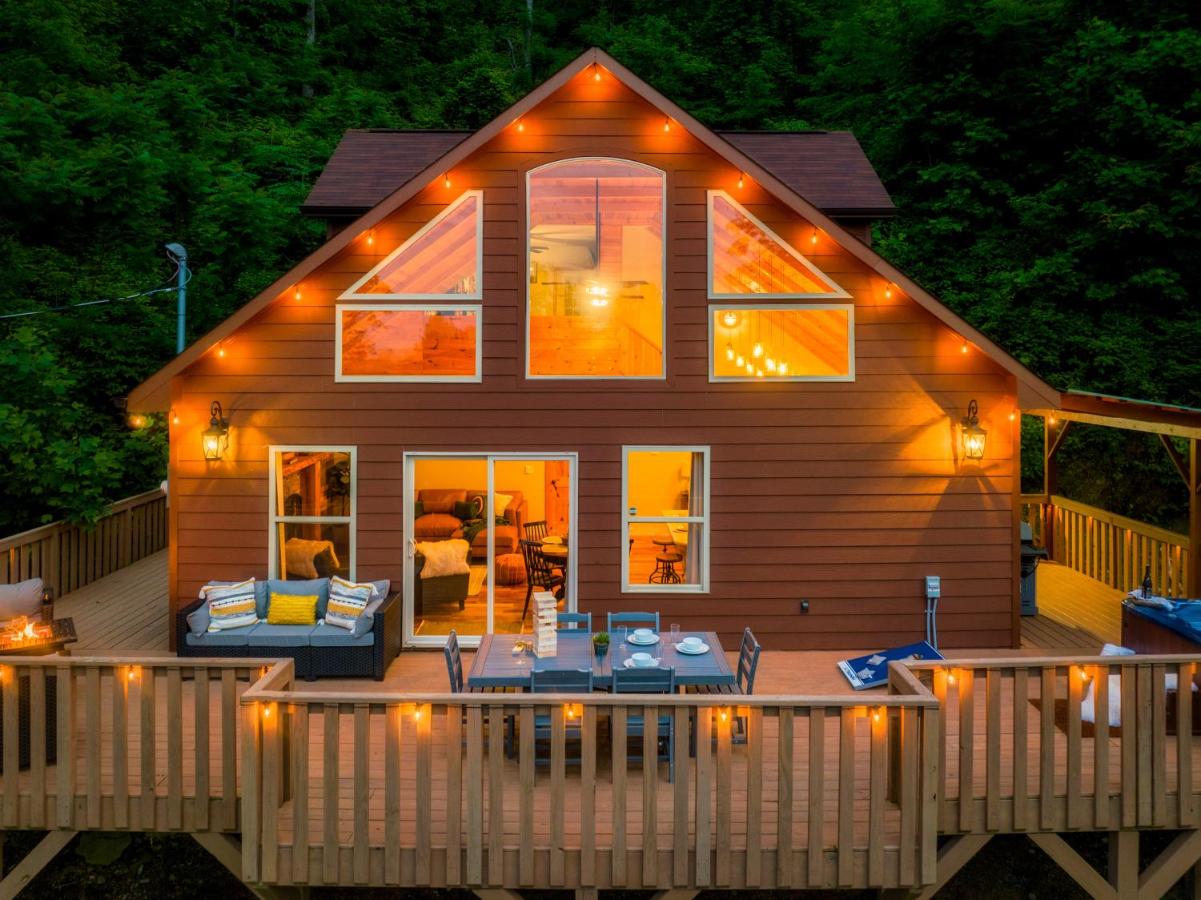 Mountainside - New Luxury Cabin-Fire Table-Hot Tub-3 Pools-PS5-Bears - B&B