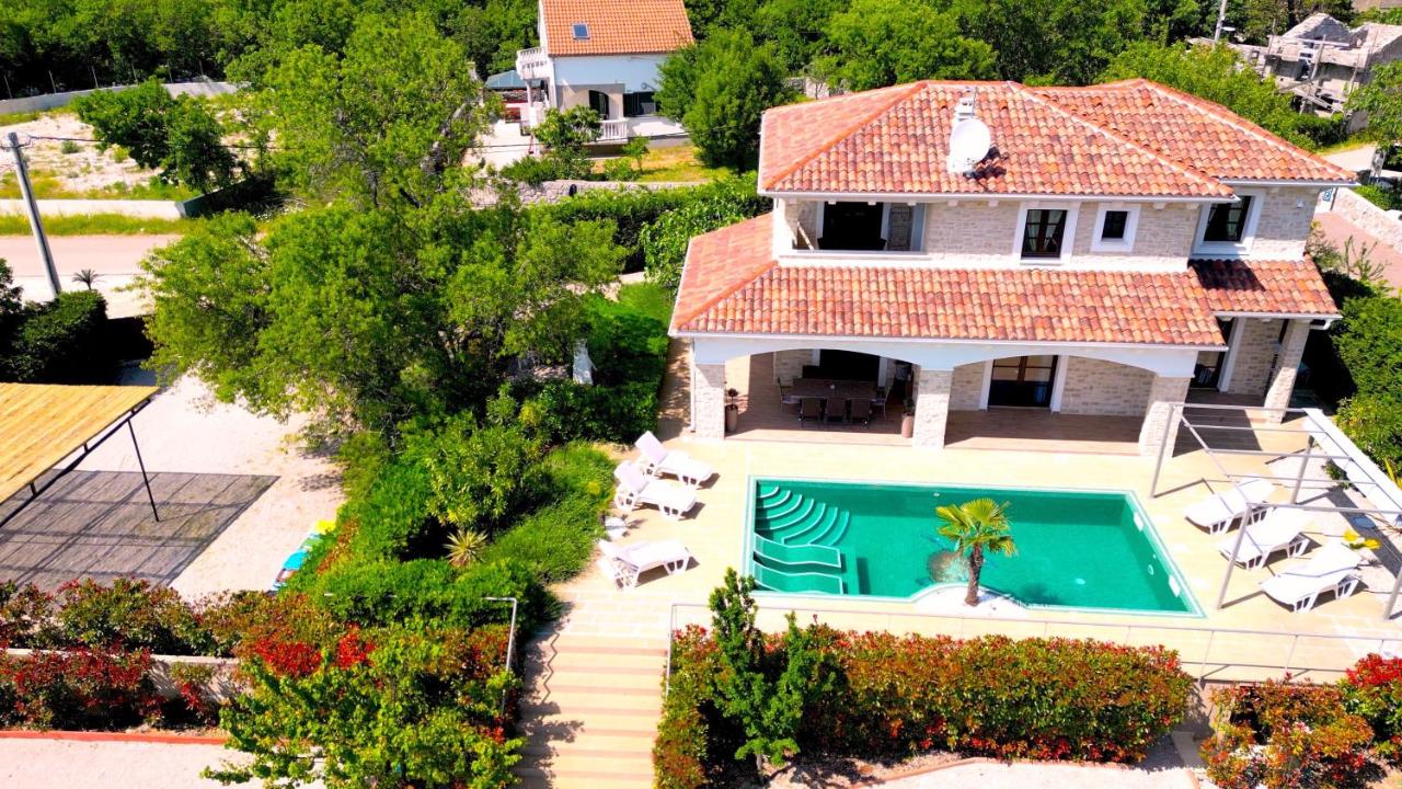 Villa Cecilia - 4 bedrooms, 4 bathrooms, heated inside pool, gym - B&B Lakmartin