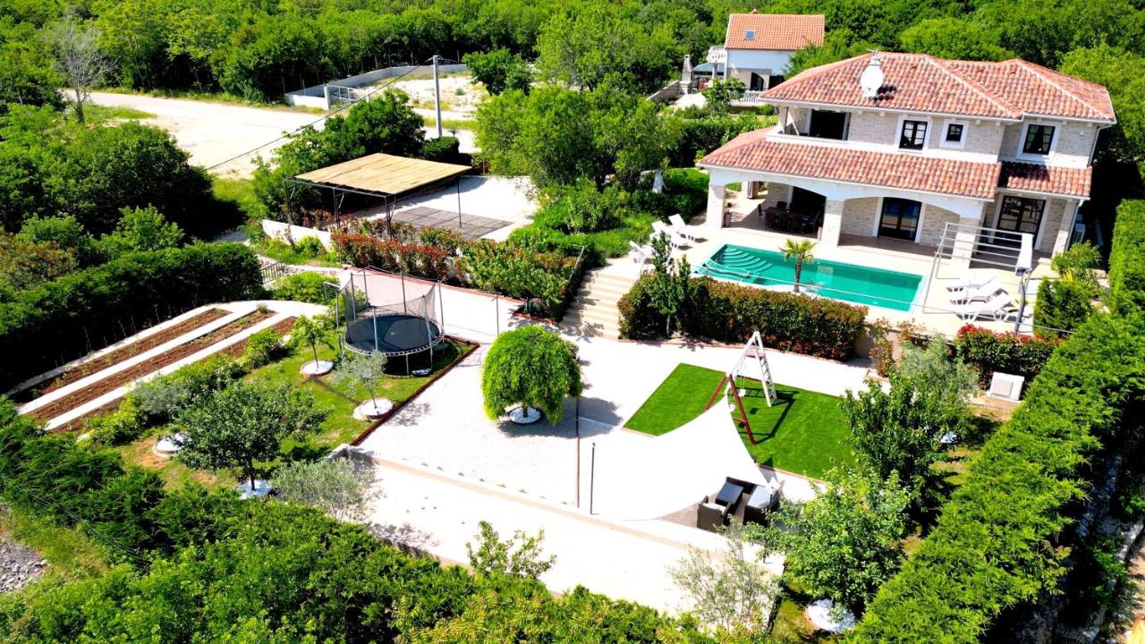 Villa Cecilia - 4 bedrooms, 4 bathrooms, heated inside pool, gym - B&B
