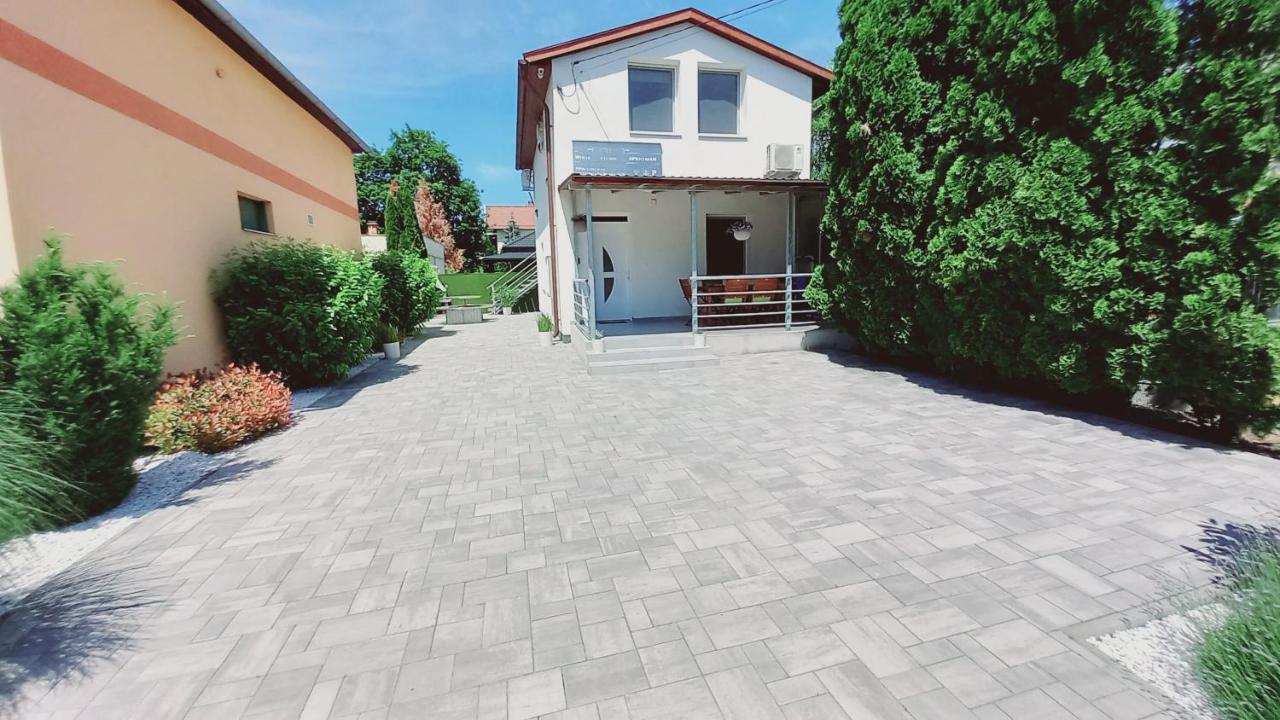 White Stone Apartman - B&B