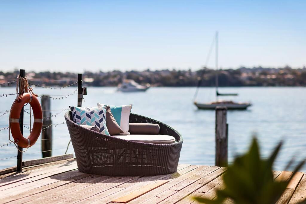 B&B Sydney - Newly Reburbished Sydney Harbourfront Boathouse Escape - Bed and Breakfast Sydney