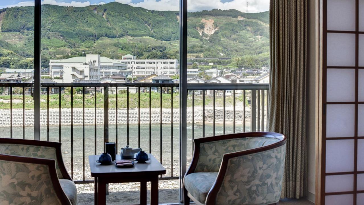 Family Room with River View - Non-Smoking