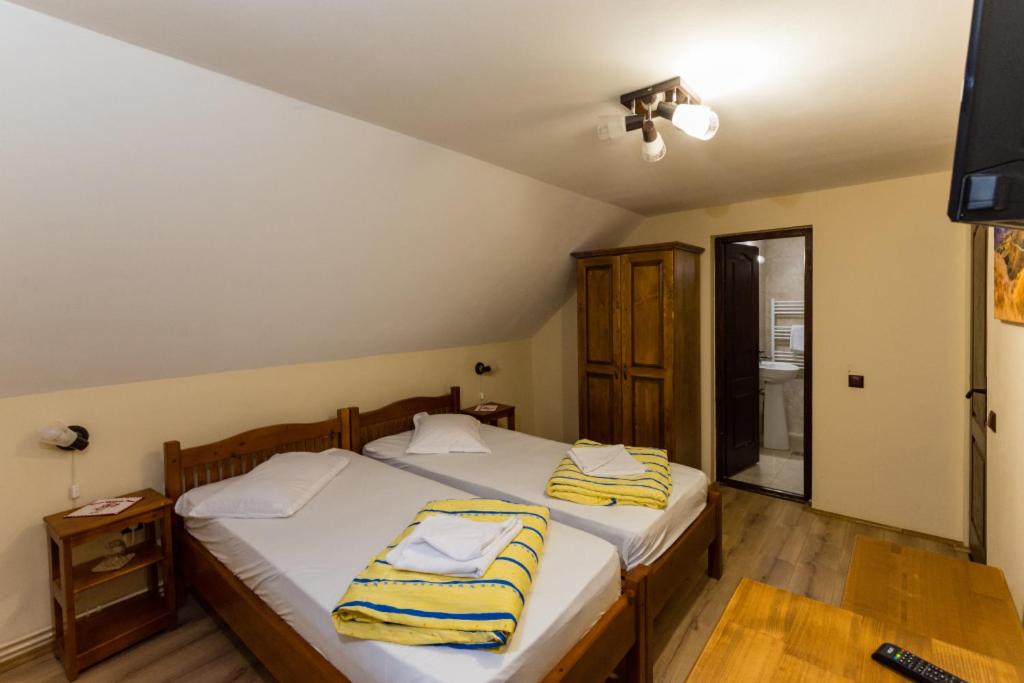 Tweepersoonskamer met 2 Aparte Bedden en Eigen Badkamer