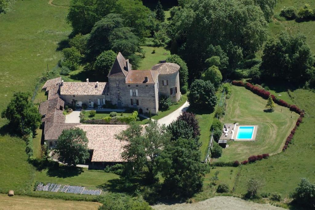 Chateau Barayre - beautiful 12th century castle with pool and large garden - B&B Laussou