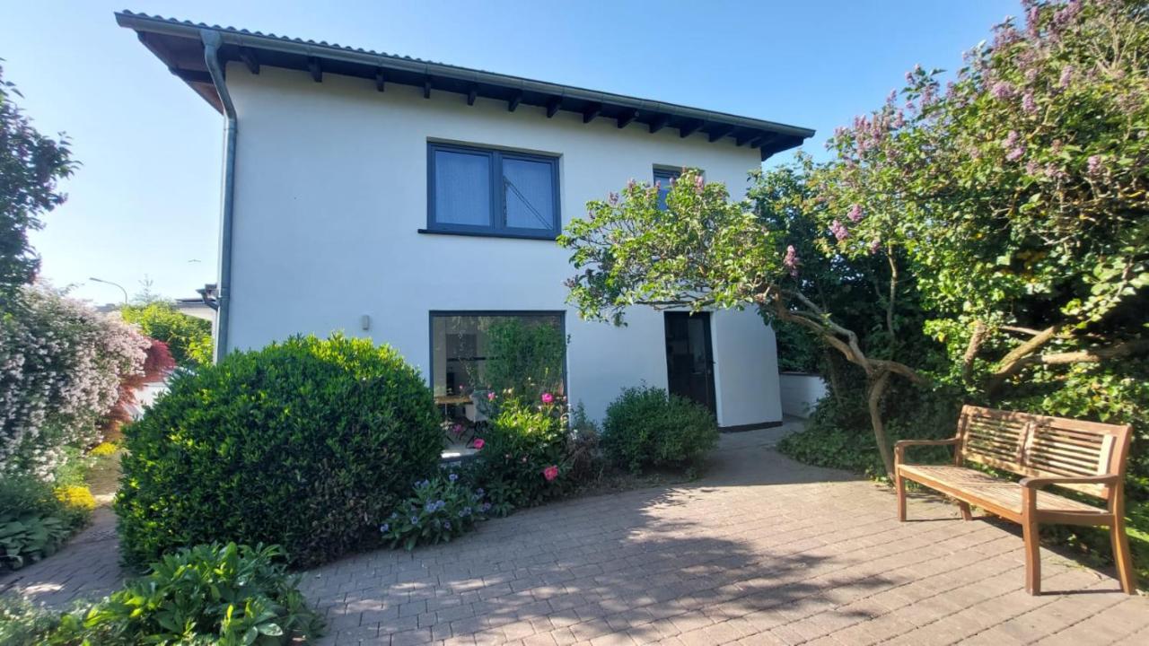 Adenauer Zwölf - Das 5 Sterne Ferienhaus mit Sauna und Garten am Eifelsteig - B&B