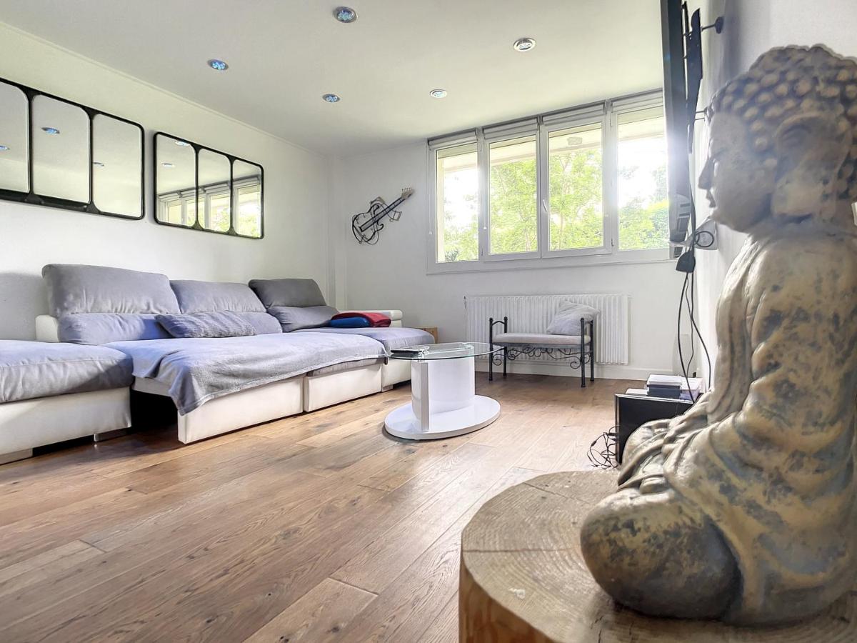 Cinéma Spot Light Lyon Caluire - trois parkings sécu - B&B Caluire-et-Cuire