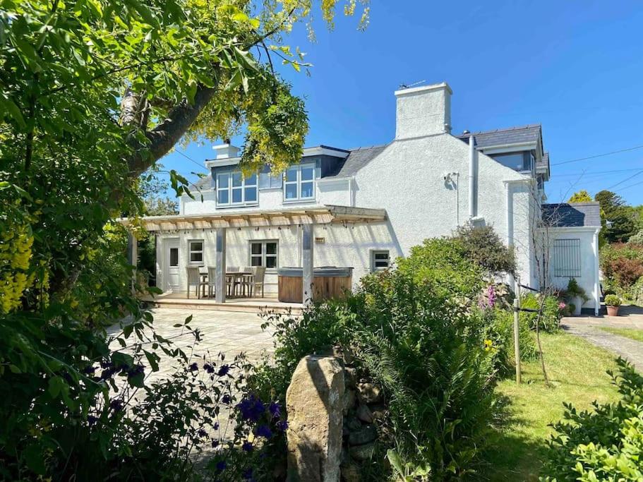 Delightful 3 bed cottage with hot tub & sea views. - Ferienwohnung Mynytho