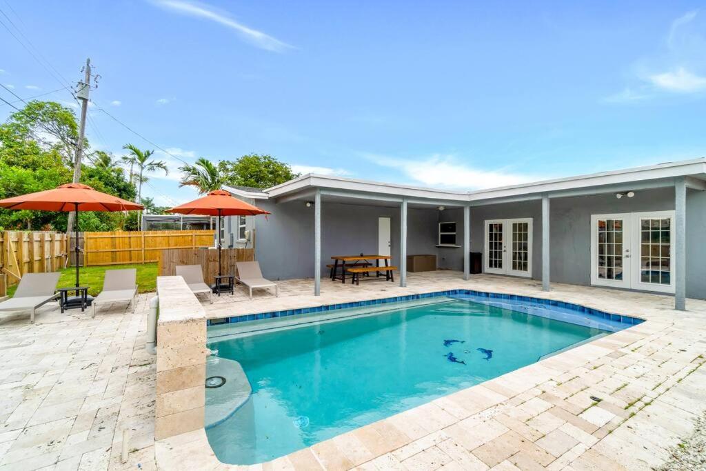 B&B Fort Lauderdale - Hidden Gem 4 Bedroom Home with Private Pool & Game Room - Bed and Breakfast Fort Lauderdale