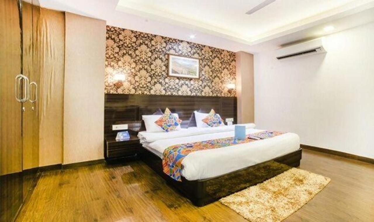 B&B New Delhi - FabHotel Galaxy Patel Nagar - Bed and Breakfast New Delhi