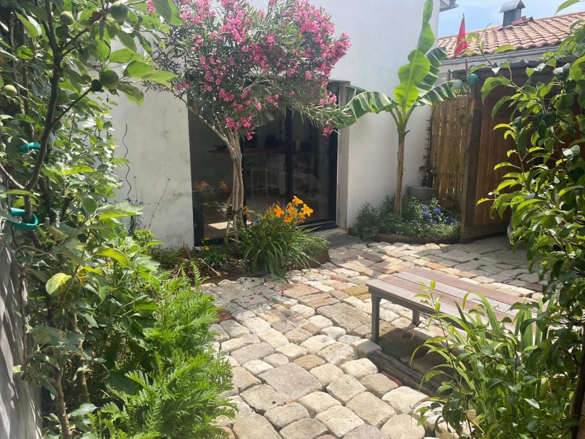 MAISON indépendante avec Jardin, très calme, CENTRE VILLE LA ROCHELLE - B&B La Rochelle