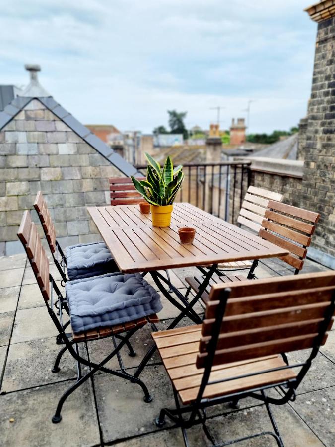Cityscape Haven: 1 Bedroom Apartment with Terrace and City view - B&B