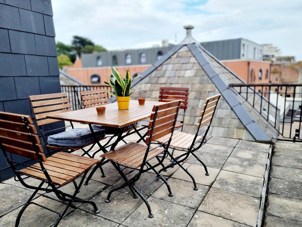 Cityscape Haven: 1 Bedroom Apartment with Terrace and City view - Chambres d'hôtes Bournemouth