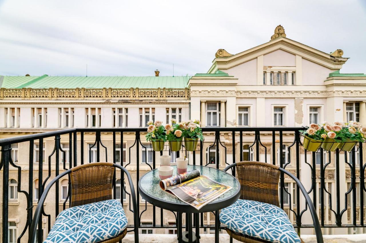 Katie's Home Parliament (85sq, 2 balcony, air-con,2 bedroom+2 bathrooms) - B&B Budapest