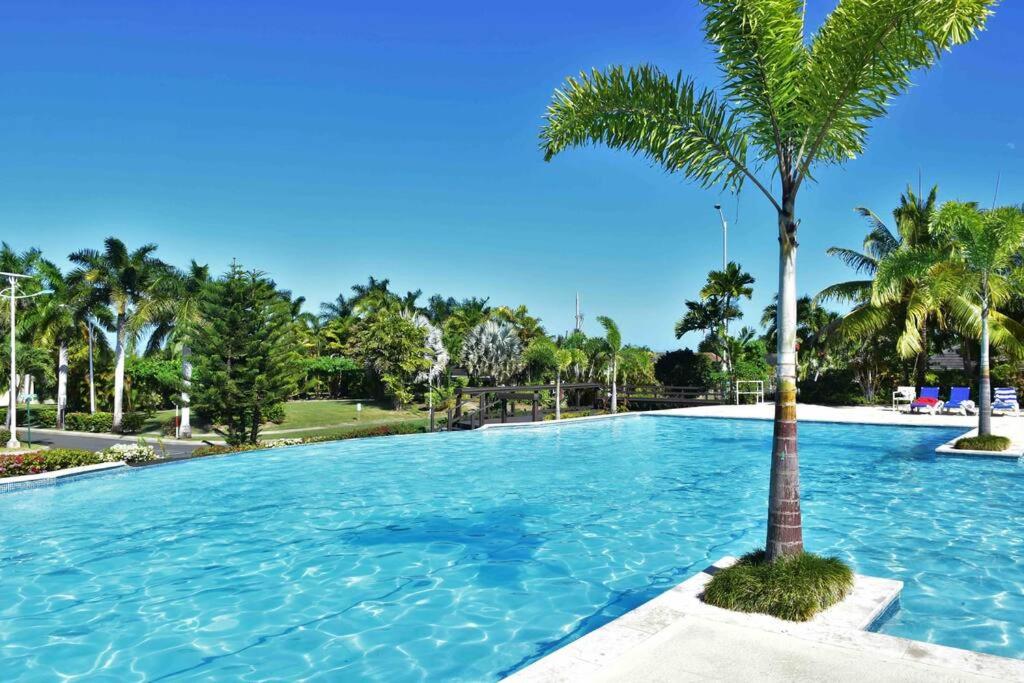 3BR Retreat with Pool, Gym & Private Beach Access in Richmond Estate - B&B