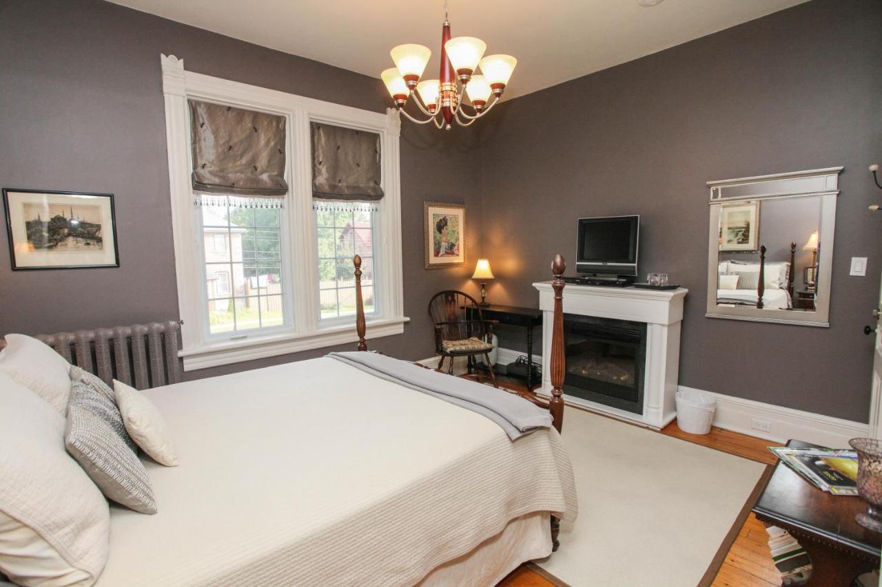 Habitación con cama extragrande y balcón