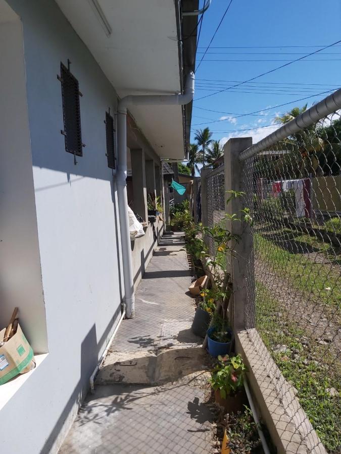 SRH APARTMENT- entire 1 bedroom unit with a kitchen & a bathroom - Walking distance to stores & supermarkets - Nadi International Airport is 3km's away - Chambres d'hôtes Naidi