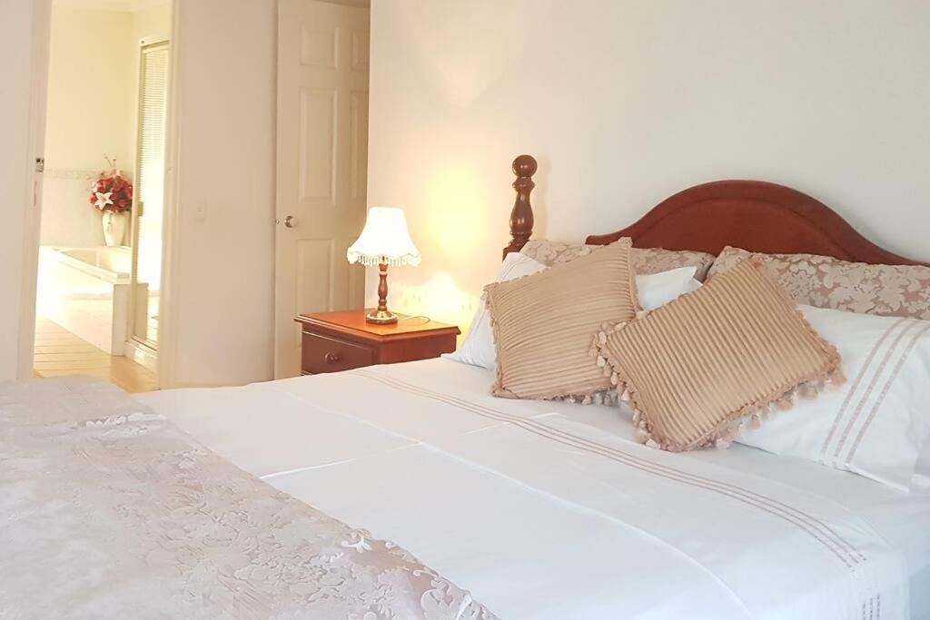 B&B Craigieburn - Roxy - A Spacious Cosy Getaway - Near Mel Airport - Bed and Breakfast Craigieburn