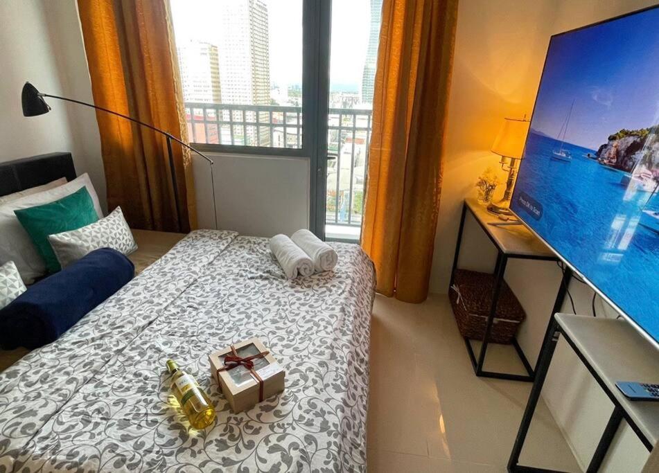 B&B Manila - Beautiful 1BR balcony w/65UHDTV Wifi Netflix, pool - Bed and Breakfast Manila