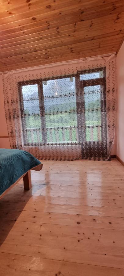 Zimmer mit Kingsize-Bett und Bergblick