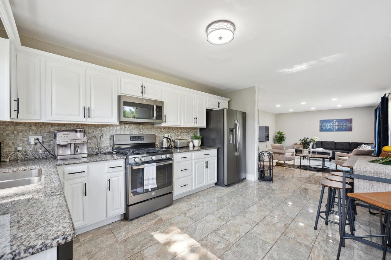 Charming Contemporary Family Home - B&B Glenview