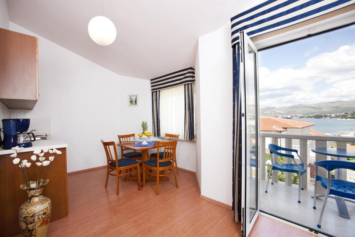 Apartment Deluxe with Balcony and Sea View