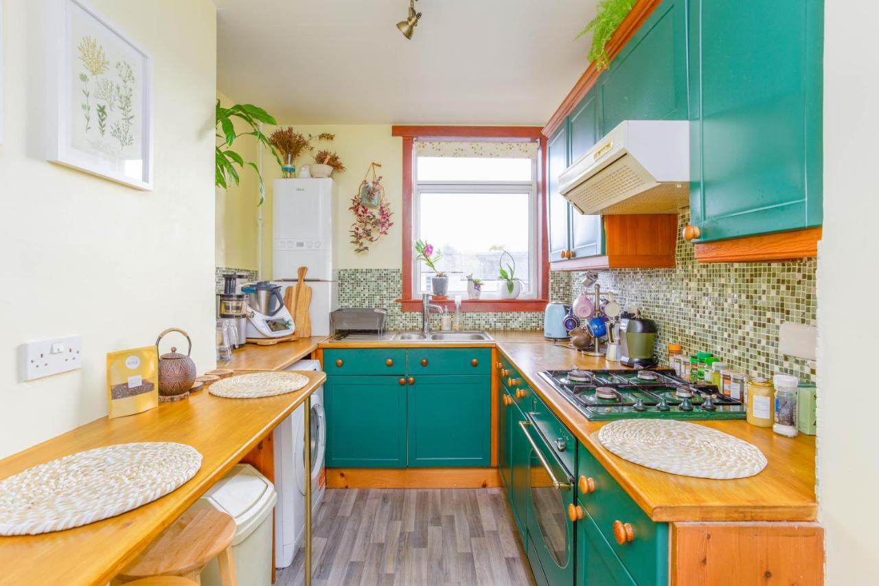 Bright & Spacious Double Room with Garden View- Close to Airport & City Centre - B&B Edimburgo