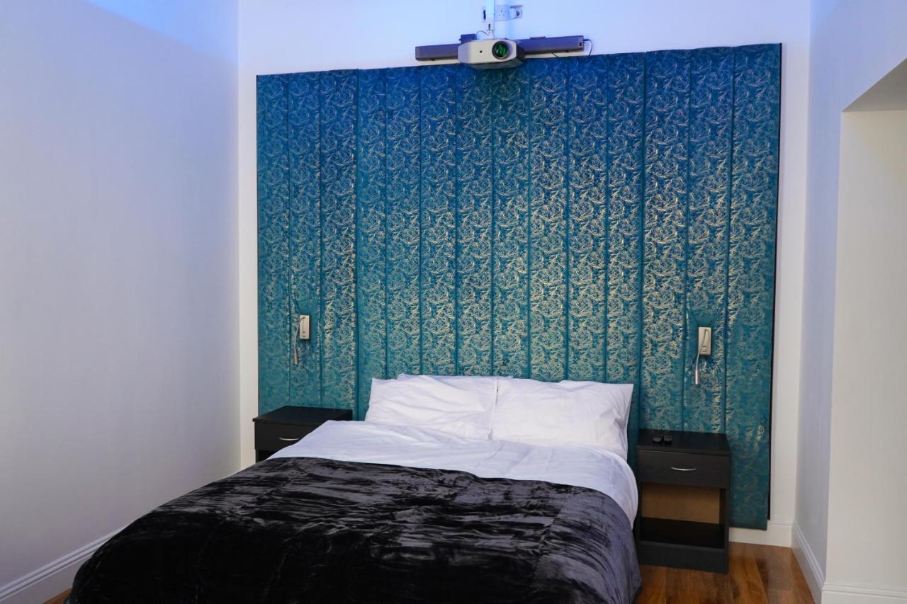 Superior Studio with Garden access/Projector Screen