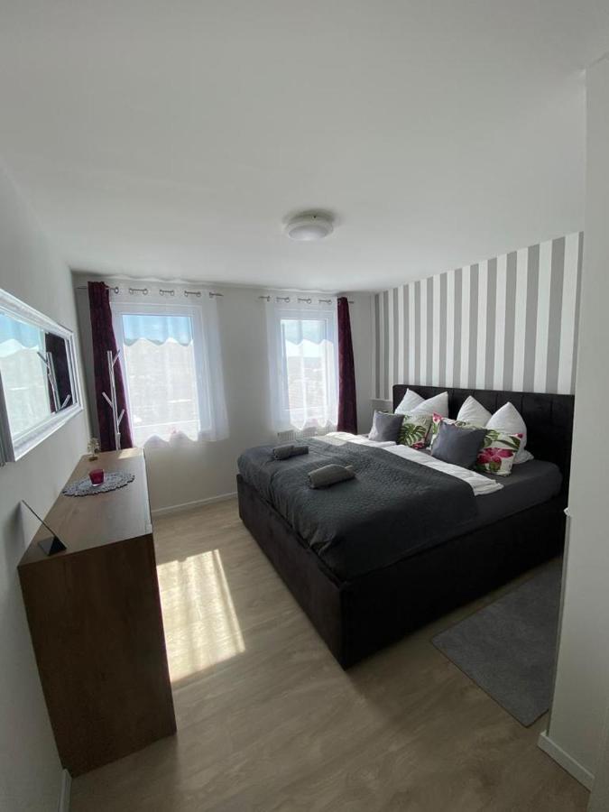 Schöne Ferienwohnung „Zum Glück Tropical“ - B&B Eisenach