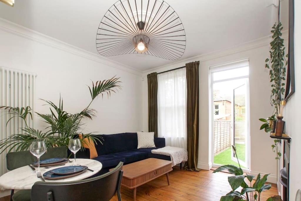 B&B London - Newly refurbished, cosy & modern apartment in E17 - Bed and Breakfast London