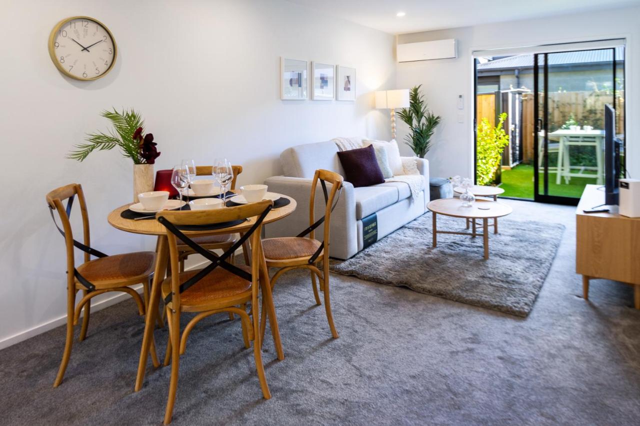 B&B Christchurch - Vibrant Central Christchurch Pad 2 bed 1 bath with park - Bed and Breakfast Christchurch