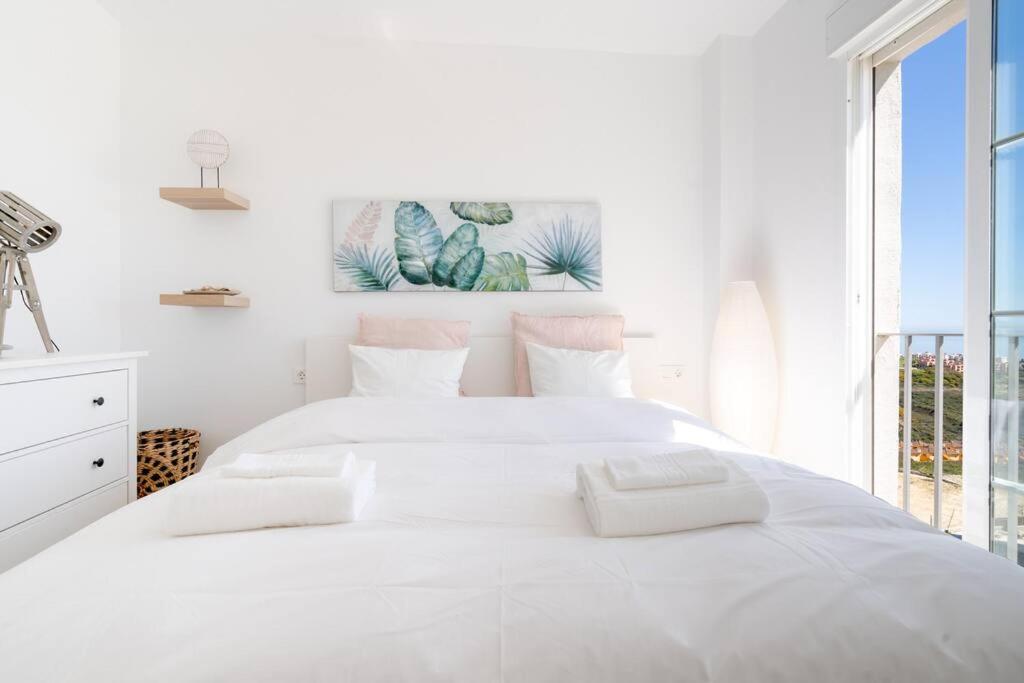 Beautiful top floor apt w amazing panoramic sea views! - B&B Manilva