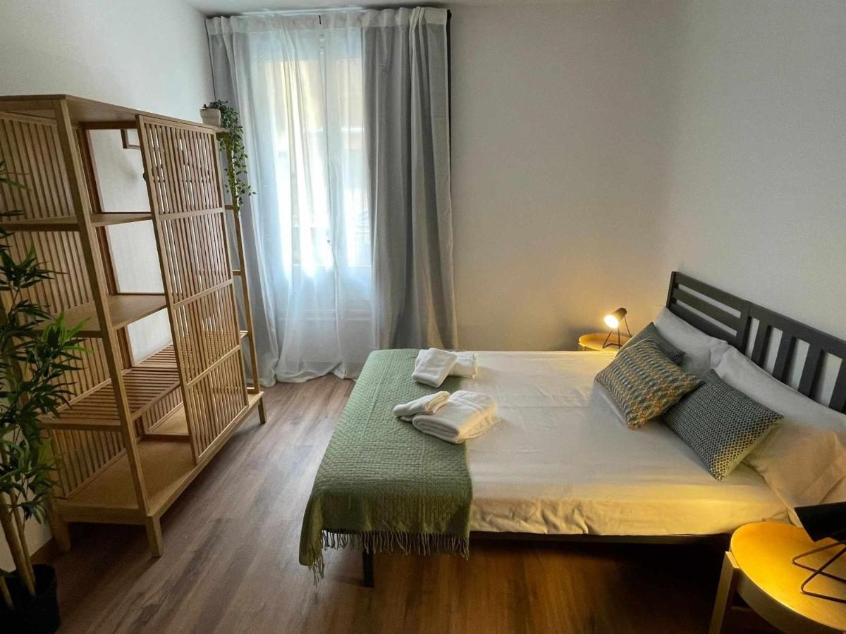Estudio con cama extragrande y sofá cama