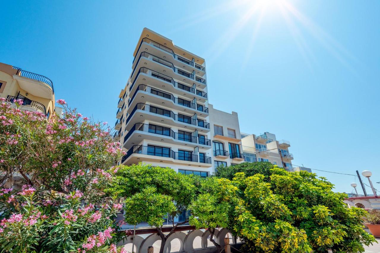 Islet Promenade Seafront Apartment with large Corner Terrace by Getawaysmalta - Ferienwohnung St Paul's Bay