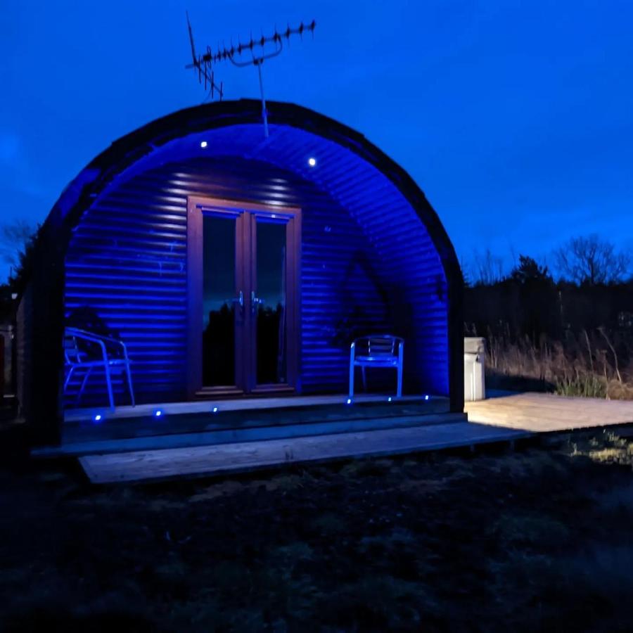 B&B Kelty - Pond View Pod 3 With Private Hot Tub - Pet Friendly -Fife - Loch Leven - Lomond Hills - Bed and Breakfast Kelty