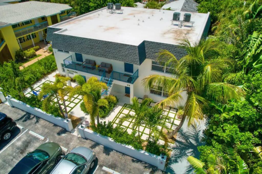 Dog friendly condo with beach access, hot tub, firepit - B&B