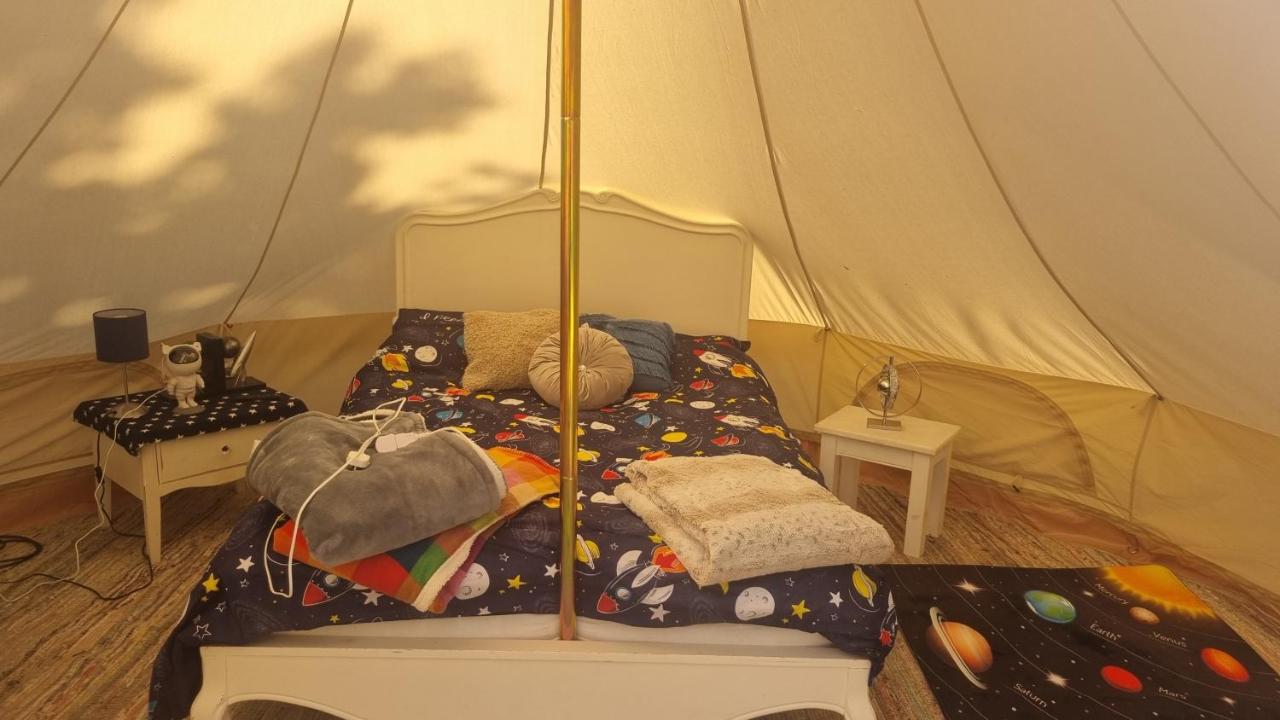 B&B Stubton - Stargazer bell tent secret garden glamping - Bed and Breakfast Stubton