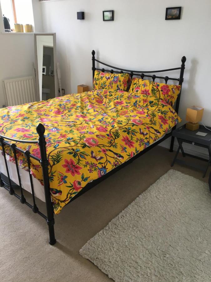 B&B Rossendale - Double Room with en-suite shower and juliet balcony - Bed and Breakfast Rossendale