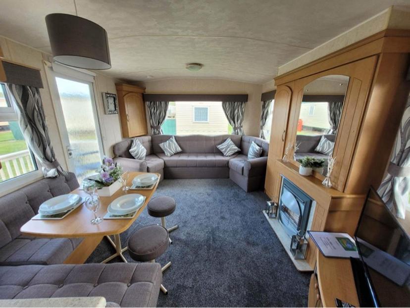 V13 - Golden Anchor, pet friendly, WiFi and close to the beach - Meadow Lakes Caravan & Lodge Hire - B&B