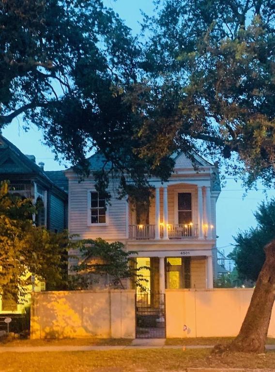 B&B Nueva Orleans - Historic Dollhouse & Cottage 6 BR, Streetcar, French Quarter, sleeps 16! - Bed and Breakfast Nueva Orleans