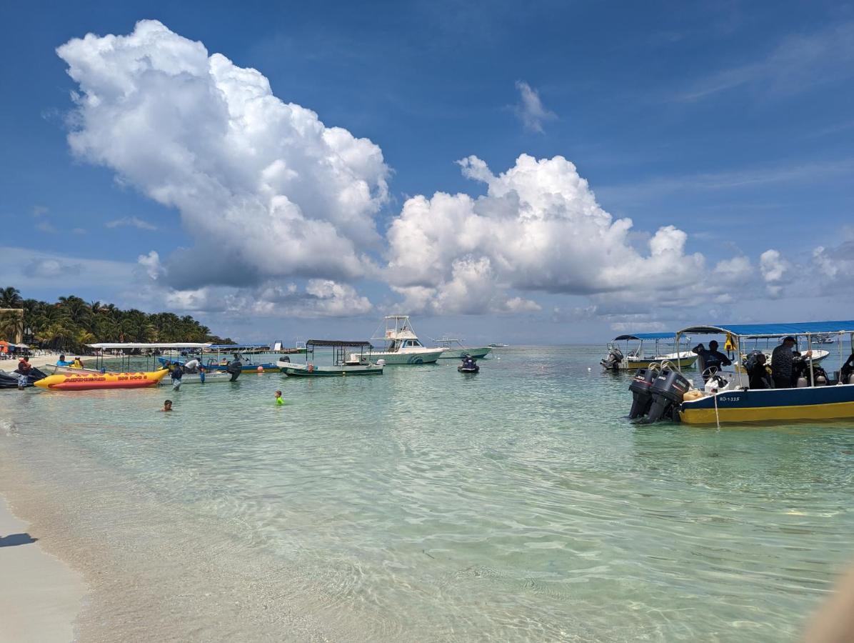 West Bay Roatan - Sunny & Modern Oasis- - 3 min to beach - Queen beds! - B&B Roatán