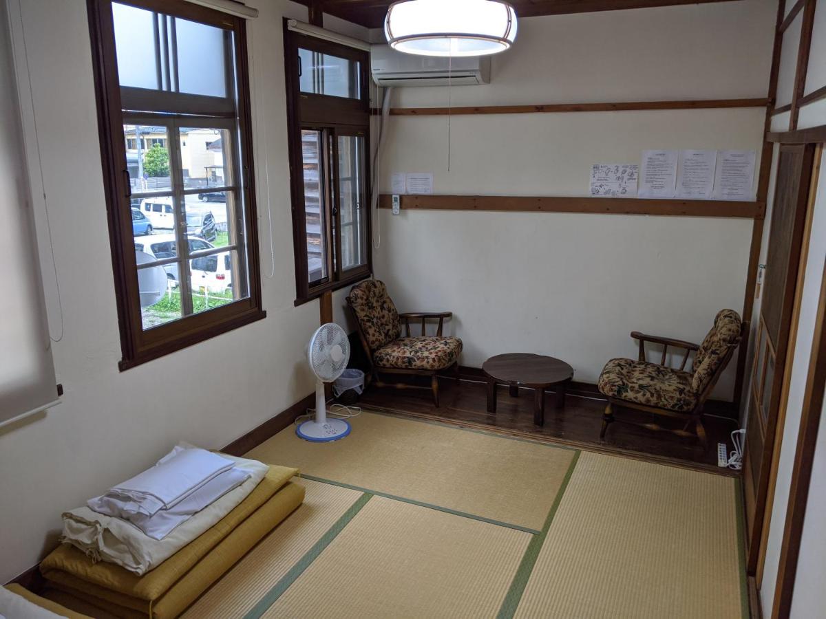 Kamer in Japanse Stijl met Gedeelde Badkamer
