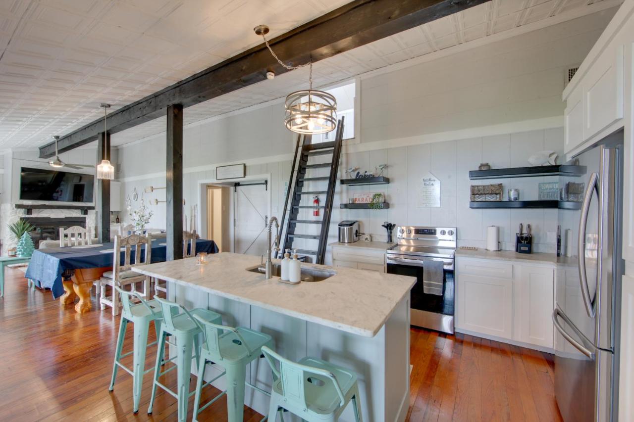 Home On Lake Bob Sandlin with Private Boat Dock! - B&B