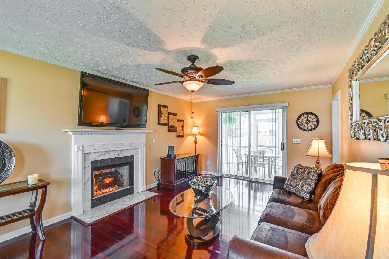 Roomy Fayetteville Home Rental with Screened Porch! - B&B